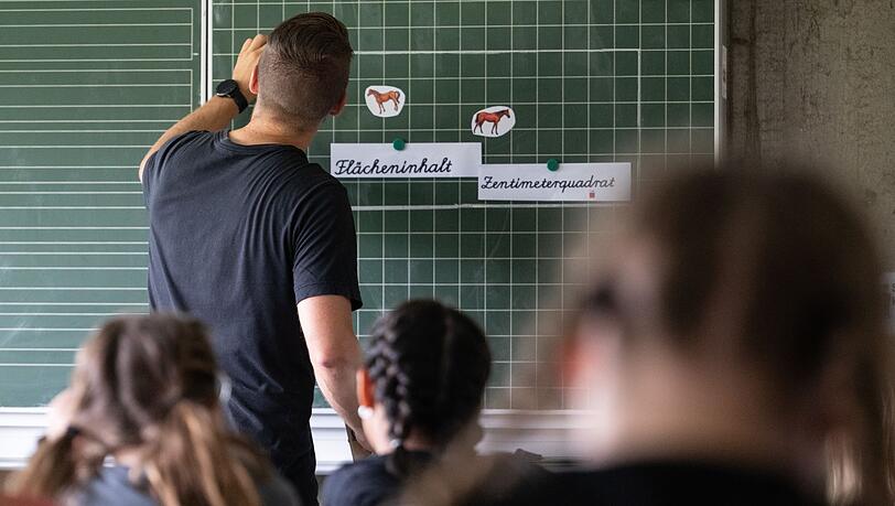 Werden Lehrer Opfer körperlicher Gewalt, so geht diese einer Umfrage zufolge fast ausschließlich von Schülerinnen und Schülern aus. (Symbolbild) Werden Lehrer Opfer körperlicher Gewalt, so geht diese einer Umfrage zufolge fast ausschließlich von Schülerinnen und Schülern aus. (Symbolbild)