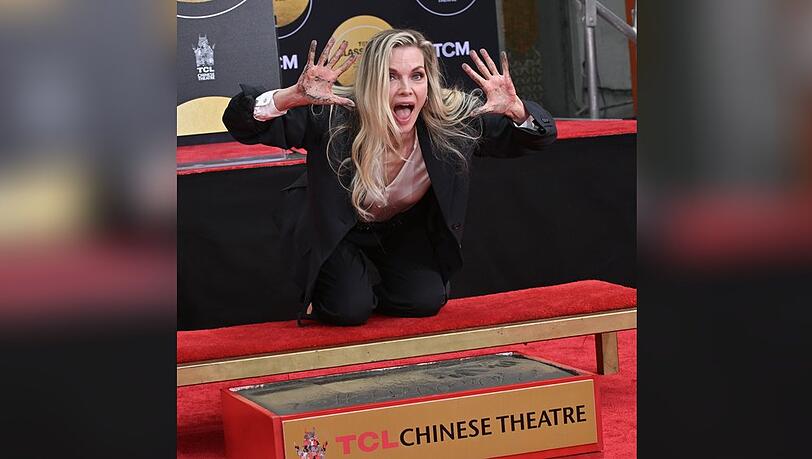 Michelle Pfeiffer bei der Hand- und Fußabdruck-Zeremonie vor dem TCL Chinese Theatre in Hollywood.