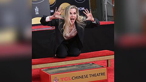 Michelle Pfeiffer bei der Hand- und Fußabdruck-Zeremonie vor dem TCL Chinese Theatre in Hollywood.