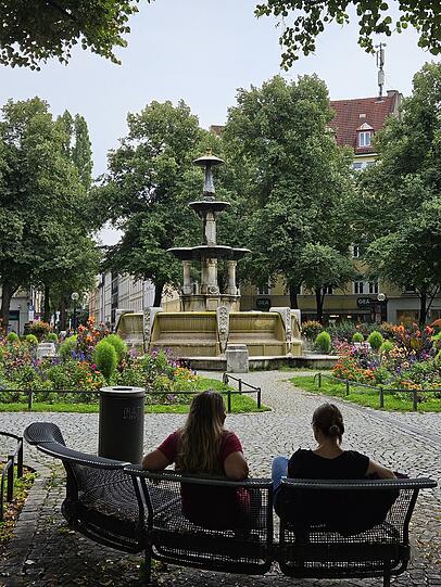 Ein wunderbarer Treffpunkt im Viertel ist der Weißenburger Platz mit dem Glaspalastbrunnen. Rundherum gibt es Cafés und Geschäfte und dienstags ist Markttag. An warmen Abenden treffen sich die Anwohner immer öfter mit einem Getränk am Brunnen. Ein wunderbarer Treffpunkt im Viertel ist der Weißenburger Platz mit dem Glaspalastbrunnen. Rundherum gibt es Cafés und Geschäfte und dienstags ist Markttag. An warmen Abenden treffen sich die Anwohner immer öfter mit einem Getränk am Brunnen.