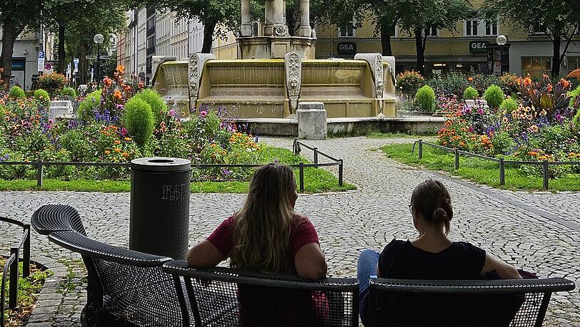 Ein wunderbarer Treffpunkt im Viertel ist der Weißenburger Platz mit dem Glaspalastbrunnen. Rundherum gibt es Cafés und Geschäfte und dienstags ist Markttag. An warmen Abenden treffen sich die Anwohner immer öfter mit einem Getränk am Brunnen. Ein wunderbarer Treffpunkt im Viertel ist der Weißenburger Platz mit dem Glaspalastbrunnen. Rundherum gibt es Cafés und Geschäfte und dienstags ist Markttag. An warmen Abenden treffen sich die Anwohner immer öfter mit einem Getränk am Brunnen.