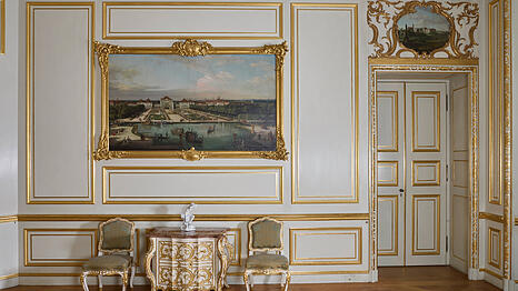 Eine der Nymphenburg-Ansichten des Malers Bernardo Bellotto, bekannt als Canaletto, im Kurfürstenzimmer der Residenz.