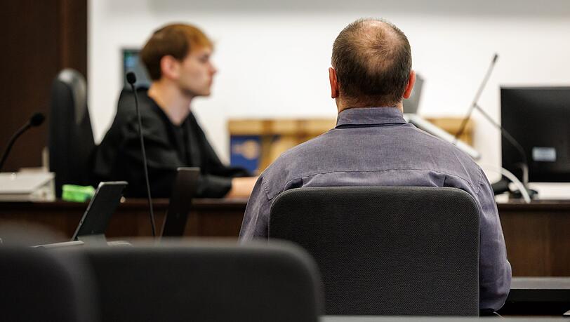 Die Generalstaatsanwaltschaft wirft dem 53-Jährigen aus Mittelfranken (Rückansicht) 95 Taten vor. Die Generalstaatsanwaltschaft wirft dem 53-Jährigen aus Mittelfranken (Rückansicht) 95 Taten vor.