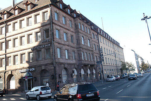 Hier wohnte Hitler: Das Hotel Deutscher Hof im Schatten des Opernhauses soll zum kulturhistorischen Museum werden.