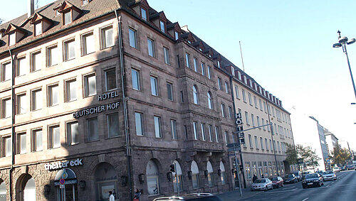 Hier wohnte Hitler: Das Hotel Deutscher Hof im Schatten des Opernhauses soll zum kulturhistorischen Museum werden. Hier wohnte Hitler: Das Hotel Deutscher Hof im Schatten des Opernhauses soll zum kulturhistorischen Museum werden.