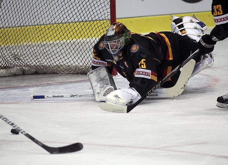 EHC-Keeper Sebastian Elwing gab beim 4:2 gegen Österreich ein starkes Debüt im DEB-Tor.