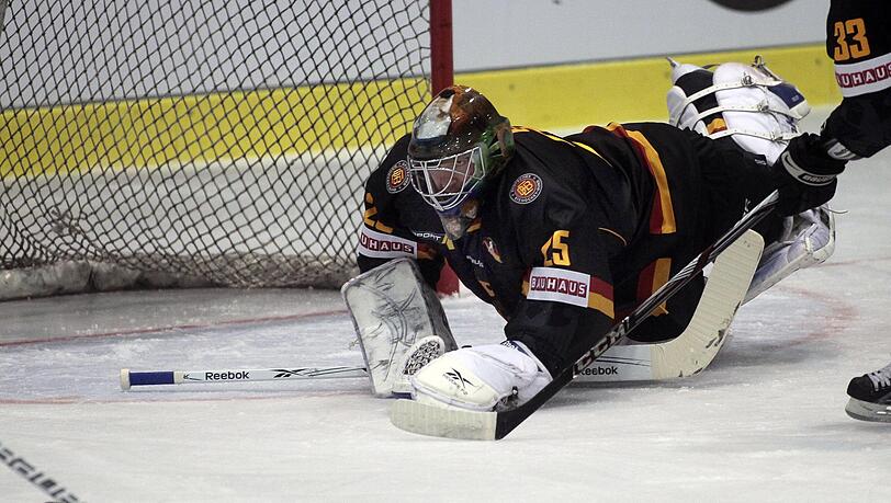 EHC-Keeper Sebastian Elwing gab beim 4:2 gegen Österreich ein starkes Debüt im DEB-Tor. EHC-Keeper Sebastian Elwing gab beim 4:2 gegen Österreich ein starkes Debüt im DEB-Tor.