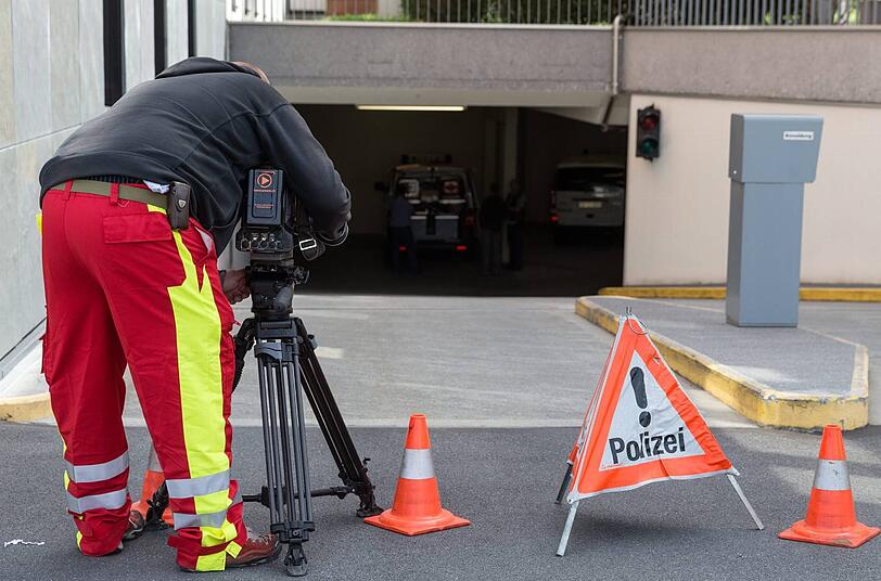 Polizisten sichern Spuren am Tatort