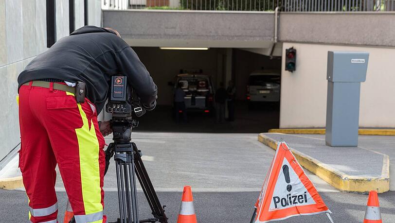Polizisten sichern Spuren am Tatort Polizisten sichern Spuren am Tatort