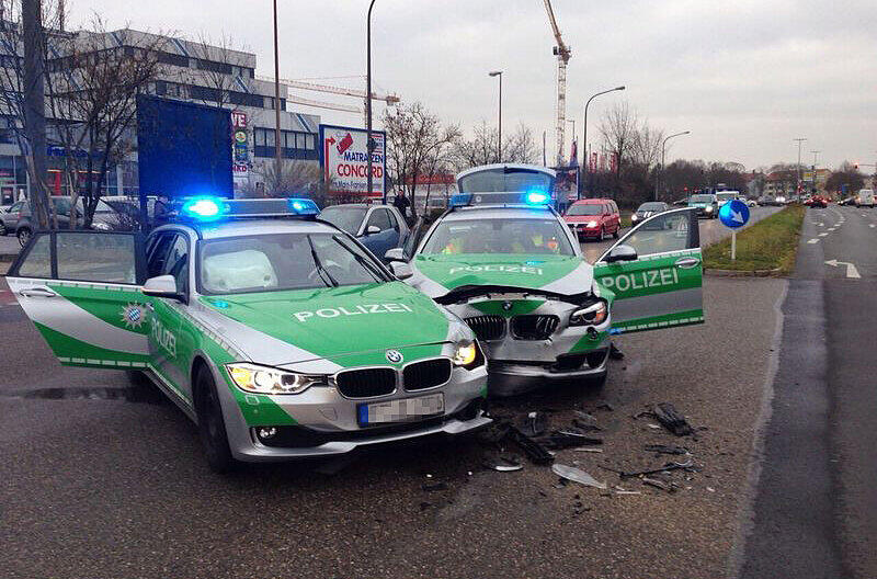 Dienstunfall: An einer Kreuzung in Bamberg schepperte es zwischen zwei Polizeiautos. Zum Glück nur Blechschaden.