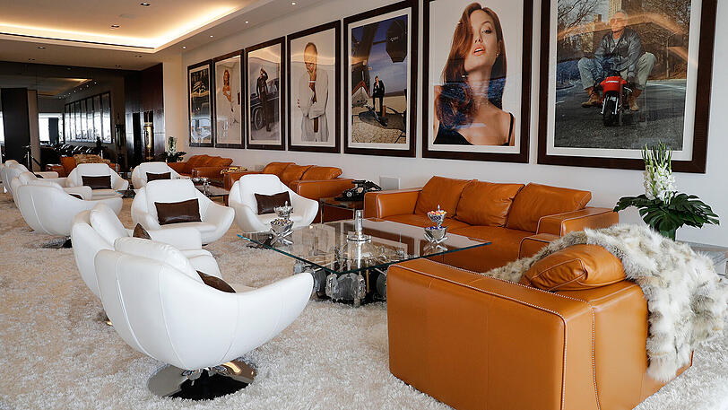 Leder-Möbel und Gemälde an der Wand: der Lounge-Bereich.