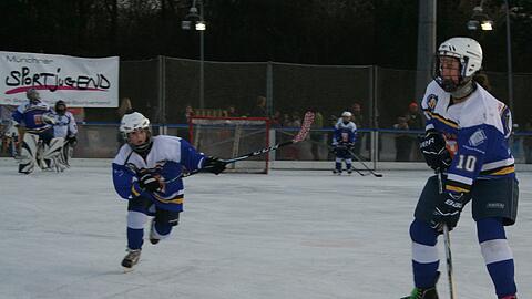 Eishockey, Eiskunstlauf, Skibob, die Mandolin-Showtruppe und die Eislaufkids - das sind nur ein paar der Attraktionen, die die Besucher beim Eisfestival erleben können.