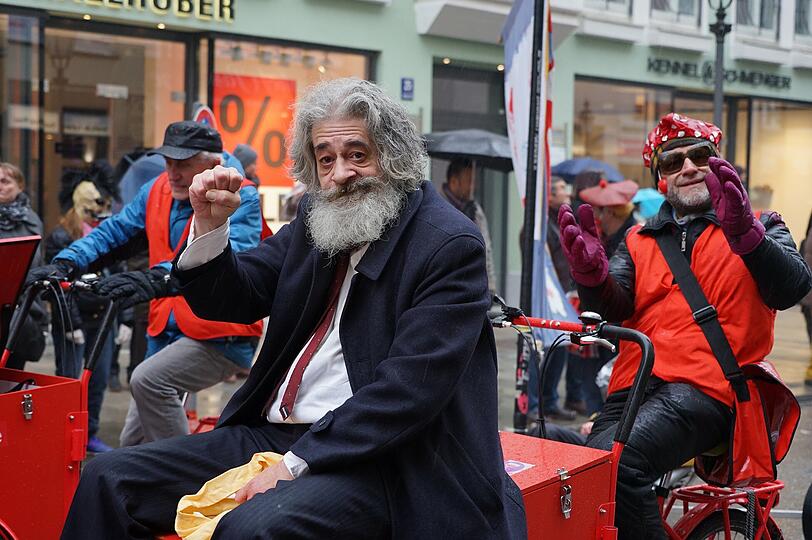 Kalt war's, aber lustig: So feierten die Damischen Ritter ihren Faschingsumzug in der Innenstadt. Die Bilder zum Durchklicken.