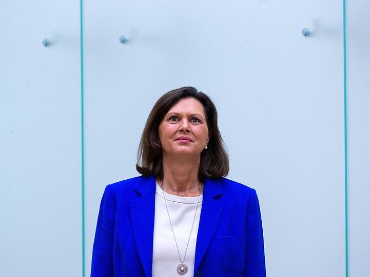 Ilse Aigner (CSU), Landtagspräsidentin, steht bei der Plenarsitzung. Foto: Rachel Boßmeier/dpa