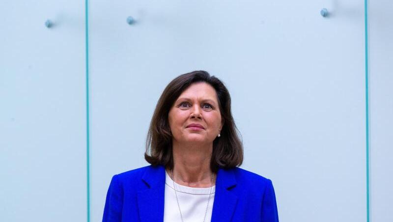 Ilse Aigner (CSU), Landtagspräsidentin, steht bei der Plenarsitzung. Foto: Rachel Boßmeier/dpa Ilse Aigner (CSU), Landtagspräsidentin, steht bei der Plenarsitzung. Foto: Rachel Boßmeier/dpa