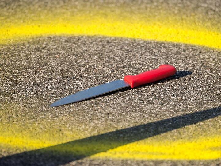 Laut einem Gesetzentwurf soll das Mitführen von Klingen in Einkaufszentren, an Bahnhöfen, Haltestellen und bei Großveranstaltungen künftig verboten werden können.