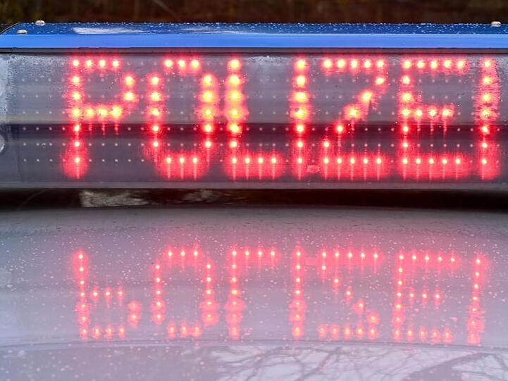 Die Leuchtschrift "Polizei" ist auf dem Dach eines Streifenwagens der Polizei zu sehen. Foto: Carsten Rehder/dpa