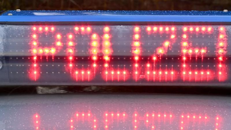 Die Leuchtschrift "Polizei" ist auf dem Dach eines Streifenwagens der Polizei zu sehen. Foto: Carsten Rehder/dpa Die Leuchtschrift "Polizei" ist auf dem Dach eines Streifenwagens der Polizei zu sehen. Foto: Carsten Rehder/dpa