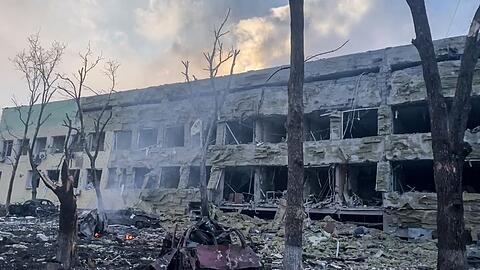 Das von der Stadtverwaltung veröffentlichte Videostandbild zeigt schwere Schäden an dem Kinderkrankenhaus in Mariupol.