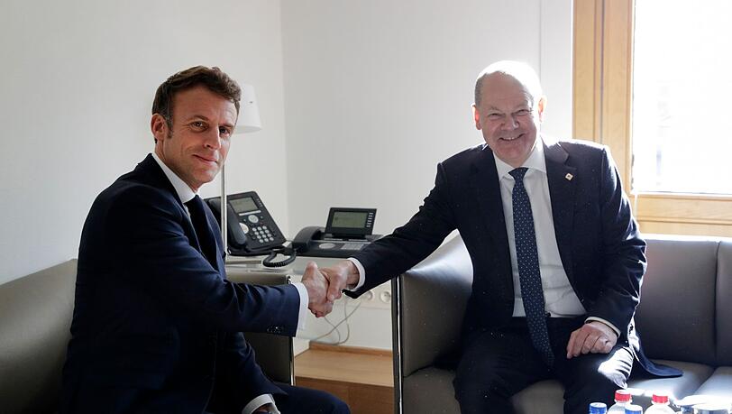 Frankreichs Präsident Emmanuel Macron und Bundeskanzler Olaf Scholz (SPD) nehmen an einem bilateralen Treffen während eines EU-Gipfels teil.