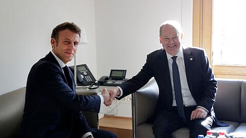 Frankreichs Präsident Emmanuel Macron und Bundeskanzler Olaf Scholz (SPD) nehmen an einem bilateralen Treffen während eines EU-Gipfels teil.