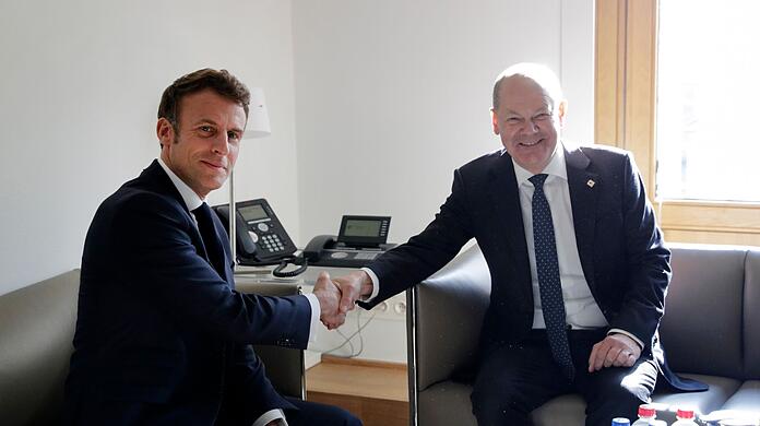 Frankreichs Präsident Emmanuel Macron und Bundeskanzler Olaf Scholz (SPD) nehmen an einem bilateralen Treffen während eines EU-Gipfels teil.