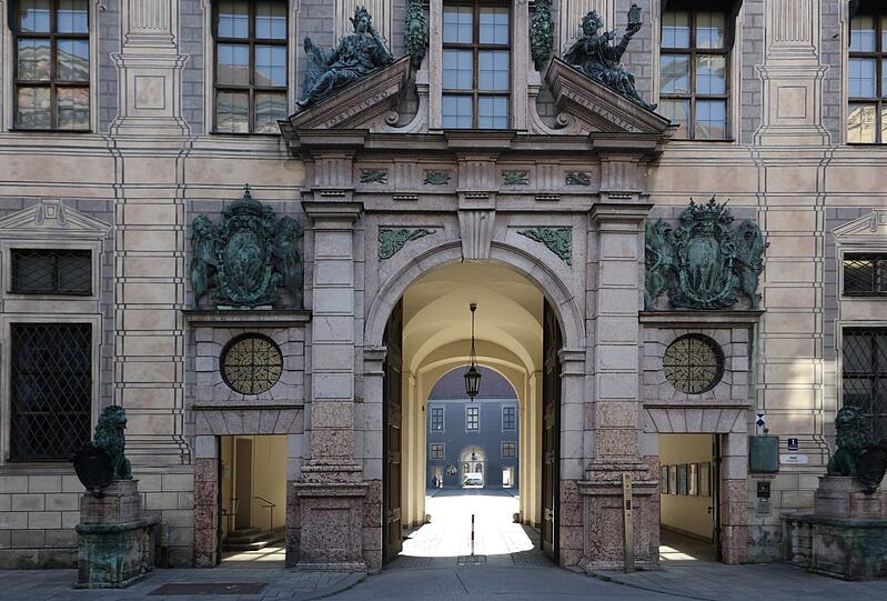 Eines von Münchens Gusto-Stückerln ist ganz sicher die Residenz. Hier der sehr malerische Eingang in den Kapellenhof mit Blick Richtung Brunnenhof.