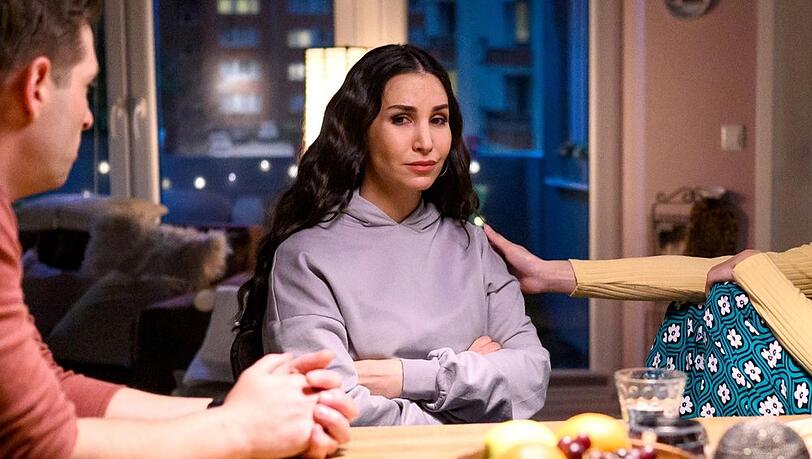 "Alles was zählt": Mirays (Sila Sahin) Freunde sehen sich ihren Einzug ins Finale der Thailand-Datingshow an - nichtsahnend, dass sie längst zurück in Essen ist.