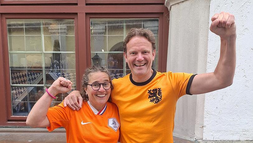Vera Poppelaaks (l.) und Willem Jan vor dem Hofbräuhaus. Sie radeln zur Fanzone und zum Stadion.