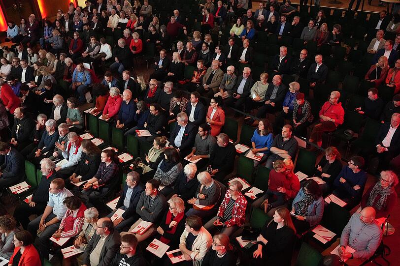 Nicht nur Genossen und Medienleute sind an diesem Abend da, sondern auch wichtige Menschen der Stadt: vom Gewerkschaftler bis zum Wiesn-Wirt.