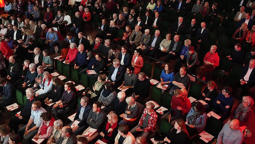 Nicht nur Genossen und Medienleute sind an diesem Abend da, sondern auch wichtige Menschen der Stadt: vom Gewerkschaftler bis zum Wiesn-Wirt.