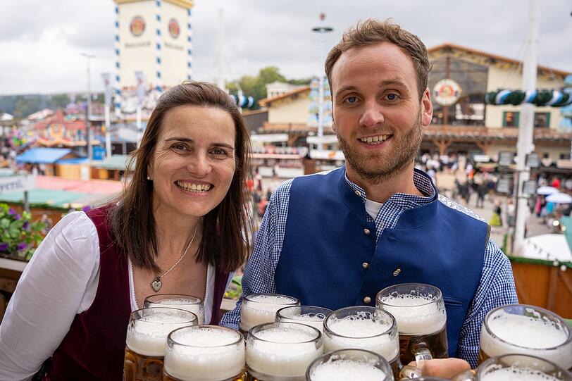Wiesnwirtin Stephanie Spendler führt den ZDF-Moderator Leon Windscheid in die Geheimnisse der Oktoberfest-Bier-Magie ein. Wiesnwirtin Stephanie Spendler führt den ZDF-Moderator Leon Windscheid in die Geheimnisse der Oktoberfest-Bier-Magie ein.