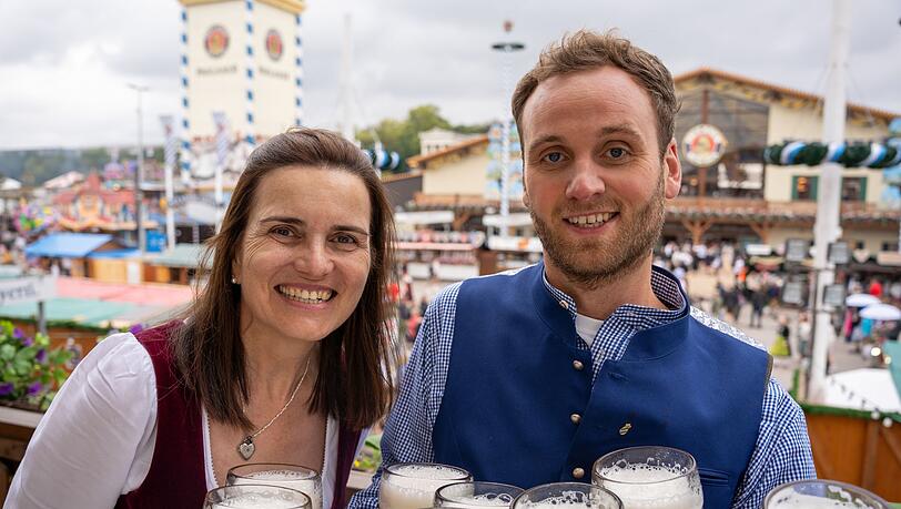Wiesnwirtin Stephanie Spendler f&uuml;hrt den ZDF-Moderator Leon Windscheid in die Geheimnisse der Oktoberfest-Bier-Magie ein.