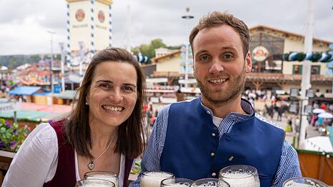 Wiesnwirtin Stephanie Spendler f&uuml;hrt den ZDF-Moderator Leon Windscheid in die Geheimnisse der Oktoberfest-Bier-Magie ein.
