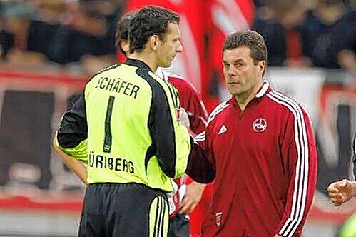 Zwei, die ganz bestimmt wissen, worum es jetzt geht: Club-Trainer Dieter Hecking (rechts) hat laut Keeper Raphael Schäfer &bdquo;in seiner Ansprache die richtigen Worte gefunden.&ldquo;