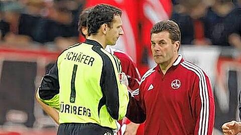 Zwei, die ganz bestimmt wissen, worum es jetzt geht: Club-Trainer Dieter Hecking (rechts) hat laut Keeper Raphael Schäfer &bdquo;in seiner Ansprache die richtigen Worte gefunden.&ldquo;