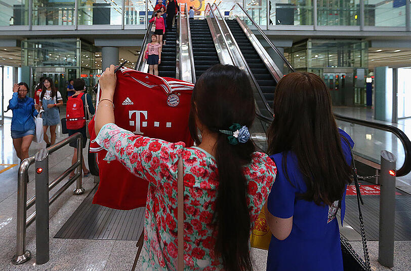 Der FC Bayern ist am Freitag in Peking gelandet und wurde von rund 1000 Fans schon am Flughafen frenetisch gefeiert. Die Bilder von der Ankunft.