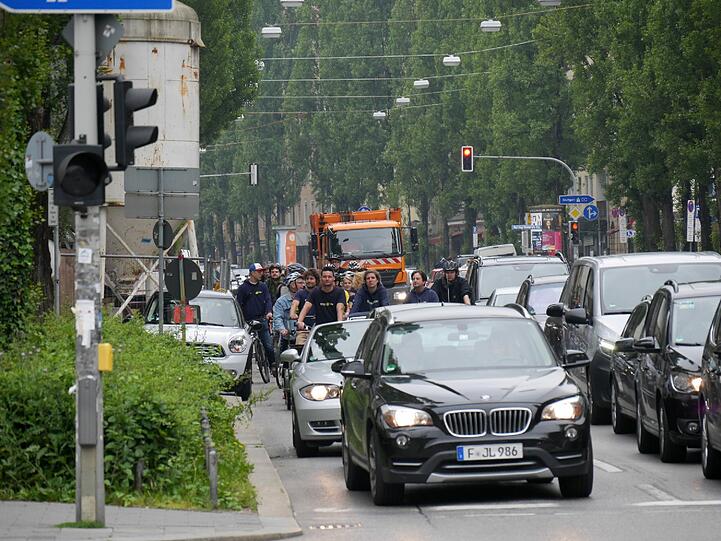 Das normale Bild. Viel Autoverkehr, Radler mitten drin.