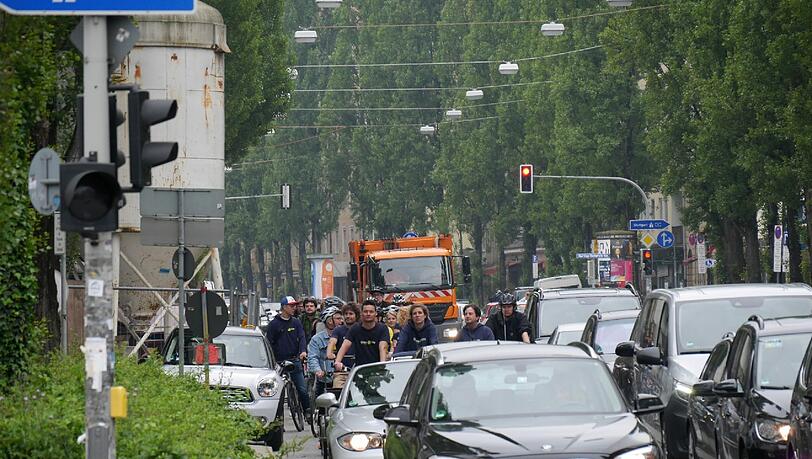 Das normale Bild. Viel Autoverkehr, Radler mitten drin. Das normale Bild. Viel Autoverkehr, Radler mitten drin.