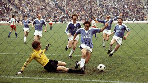 Löwen-Comeback: Nach einem 0:4 in Bielefeld gleicht Sechzig um Kapitän Alfred Kohlhäufl (2.v.r.) noch aus und steigt schließlich auf.