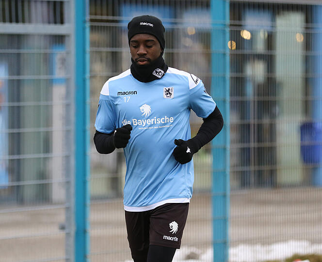 Prince Osei Owusu absolvierte am Montag sein erstes Training beim TSV 1860 - die Bilder!