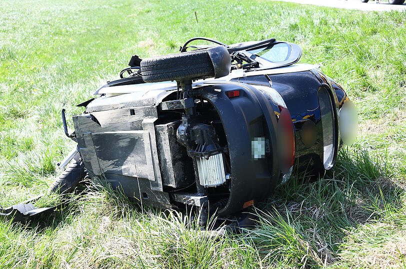 Das dreirädrige Gefährt wurde auf eine Wiese geschleudert. Für den Fahrer kam jede Hilfe zu spät.