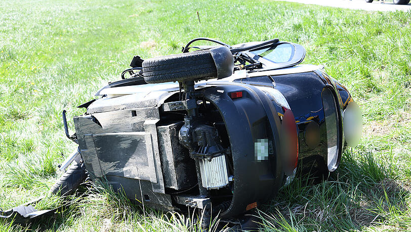Das dreirädrige Gefährt wurde auf eine Wiese geschleudert. Für den Fahrer kam jede Hilfe zu spät. Das dreirädrige Gefährt wurde auf eine Wiese geschleudert. Für den Fahrer kam jede Hilfe zu spät.