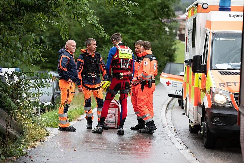 Intensive Suche der Rettungskräfte an Land und zu Wasser.