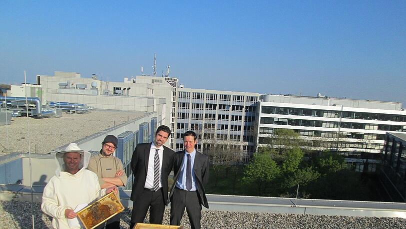 Der Hobby-Imker, der Küchenchef und die beiden Hotel-Mitarbeiter freuen sich über die neuen Gäste auf dem Dach des Pullman Munich. Der Hobby-Imker, der Küchenchef und die beiden Hotel-Mitarbeiter freuen sich über die neuen Gäste auf dem Dach des Pullman Munich.