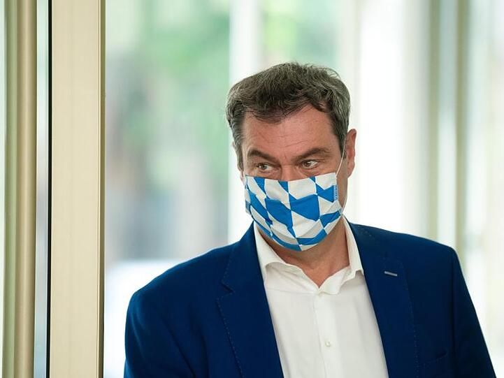 Markus Söder (CSU) mit Maske in bayerischen Landesfarben.