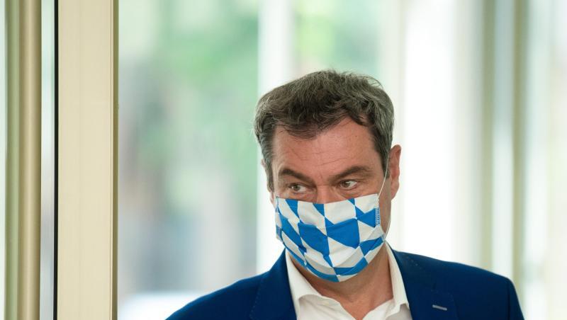 Markus Söder (CSU) mit Maske in bayerischen Landesfarben. Markus Söder (CSU) mit Maske in bayerischen Landesfarben.
