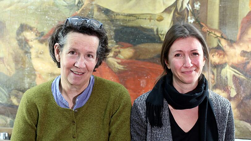 Restauratorin Barbara Staudacher (links) mit ihrer Kollegin Amelie Stange.