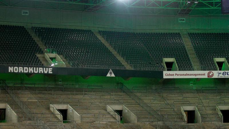 Die DFL soll bei möglichen Geisterspielen nur 239 Menschen ins Stadion lassen. Die DFL soll bei möglichen Geisterspielen nur 239 Menschen ins Stadion lassen.