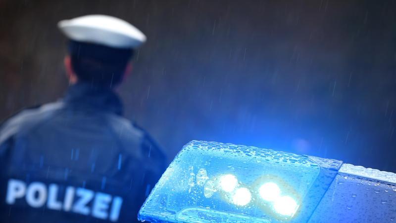 Ein Polizist vor einem Streifenwagen mit Blaulicht. Foto: Karl-Josef Hildenbrand/dpa/Symbolbild Ein Polizist vor einem Streifenwagen mit Blaulicht. Foto: Karl-Josef Hildenbrand/dpa/Symbolbild